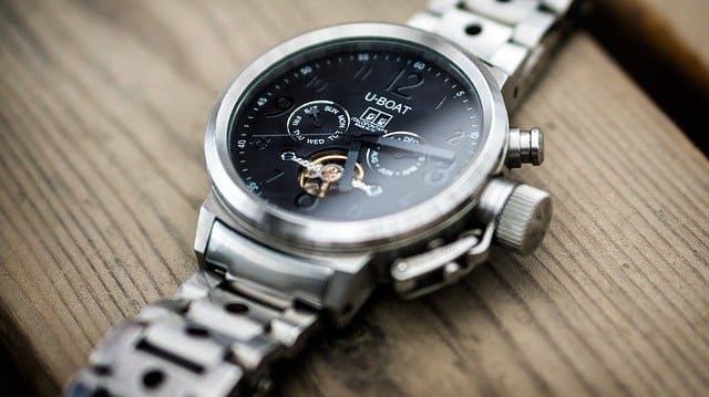 商社マンがしている腕時計は何？